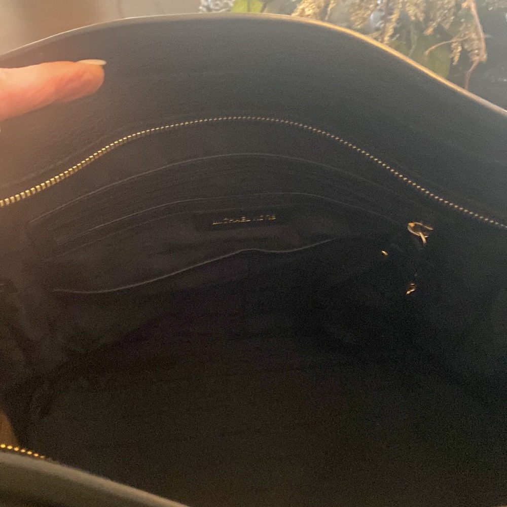 💕Gorgeous Michael Kors Tote/Handbag. Black with gold hardware.💕 - Picture 9 of 9